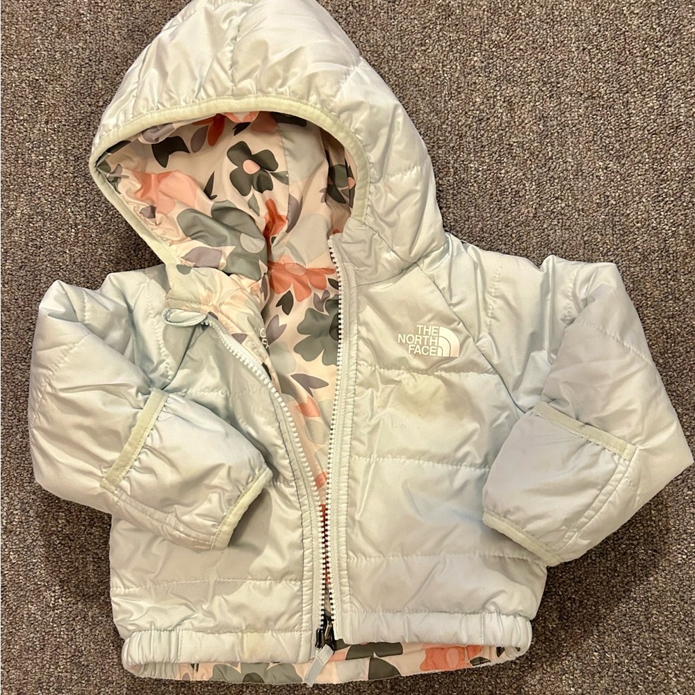 The North Face Infant Puffer Jacket in Light Gray/Floral -Reversible